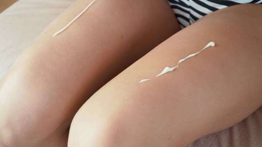女性护肤在涂抹大腿保养