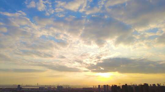 城市夕阳西下蓝天白云延时风景视频素材