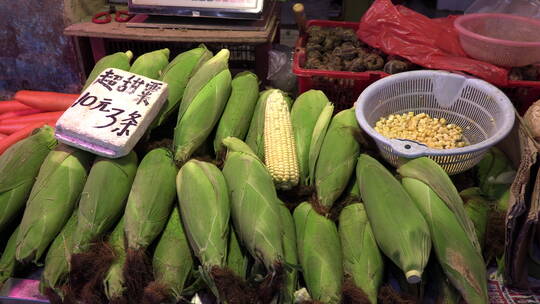 农贸市场菜摊上的新鲜玉米