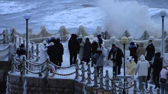 山东威海金海湾栈桥冰河世纪游客海冰海浪