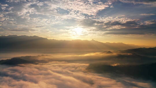 山间云海上的日出