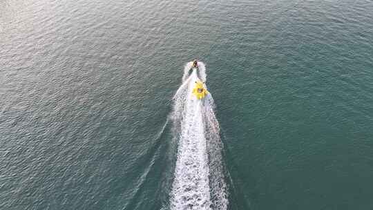 航拍威海高新区金海湾海水浴场快艇大黄鸭视频素材模板下载