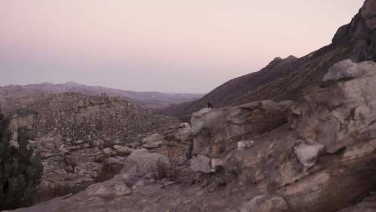 一个女人站在岩石上看风景