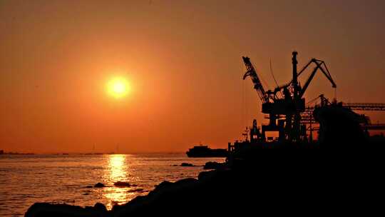 扬州六圩灯塔江边落日夕阳码头人群拍照轮船