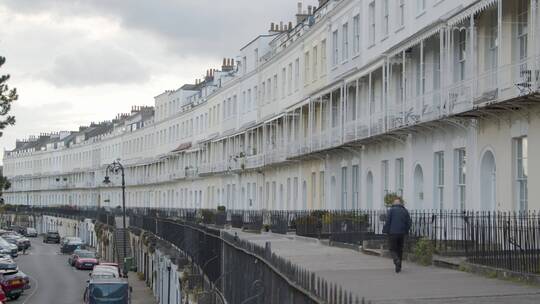 英国街边独自行走的男人视频素材模板下载