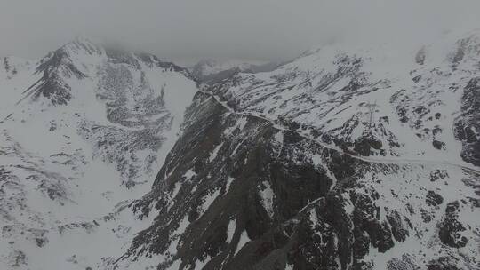 西藏暴风雪雪山山路堵车4