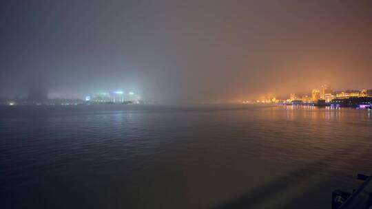 上海黄浦江岸建筑大雾美景