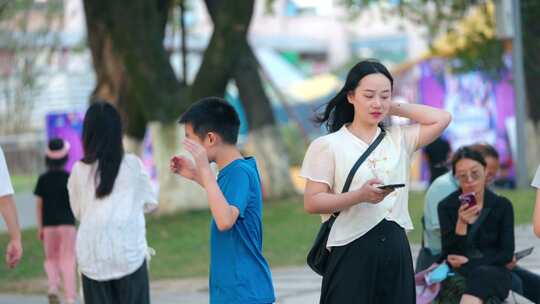 悠闲生活乘凉休闲美好生活公园人流