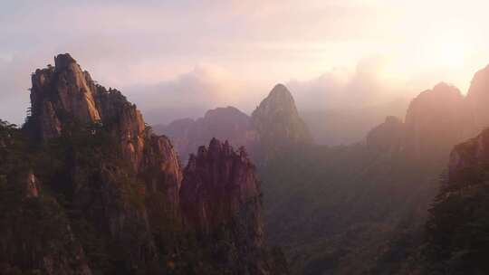 日出时分的壮丽山景