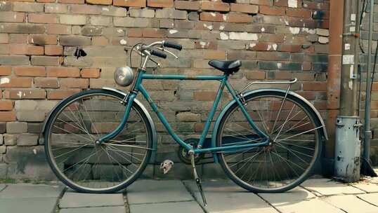 靠墙停放的复古自行车