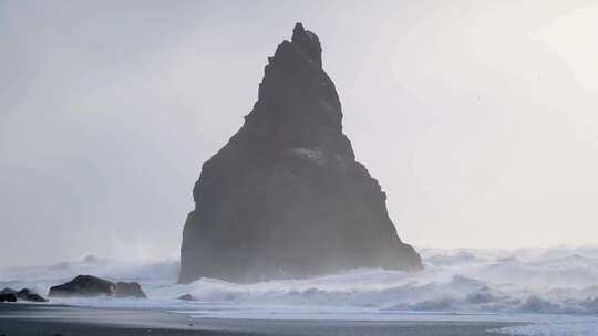 冰岛Reynisfjara。黑色的悬崖和暴风雨的大海。暴风雨期间的巨浪。高清在线视频素材下载