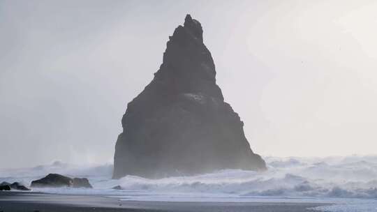 冰岛Reynisfjara。黑色的悬崖和暴风雨的大海。暴风雨期间的巨浪。