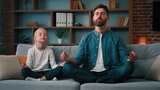 父亲，女儿，客厅，瑜伽高清在线视频素材下载