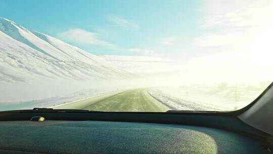 冰岛道路上行驶的汽车
