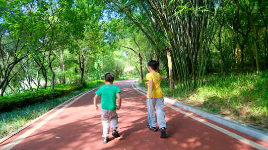 两个小孩在公园跑道跑 林荫小路 向前冲