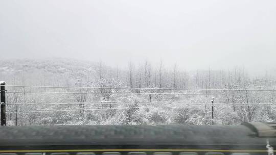 大雪列车窗外唯美风景雪国列车