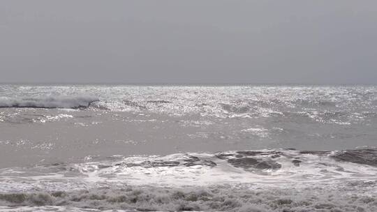 海浪冲击着海滩的海岸