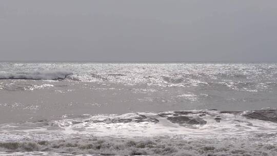 海浪冲击着海滩的海岸视频素材模板下载