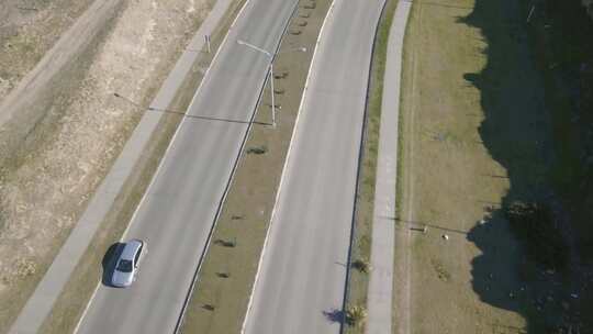 阿根廷巴伊亚布兰卡，无人驾驶飞机在高速公路上倾斜，背景是城市