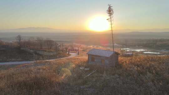 航拍-夕阳小屋日落长白山附近镜头旋转