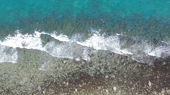 航拍海边浪花拍打海面