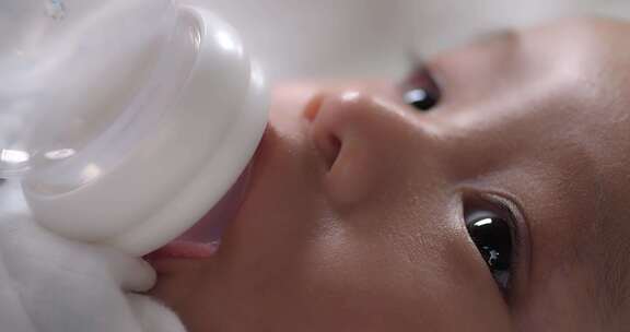 婴儿用瓶子喝水