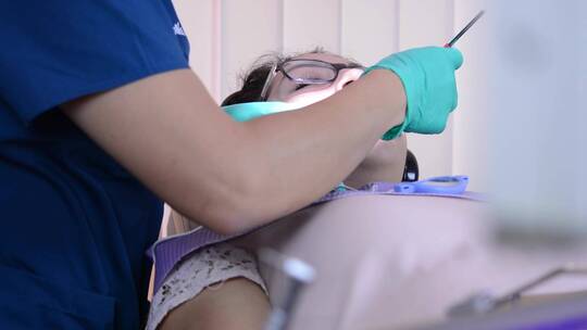 牙医给病人清洁牙齿