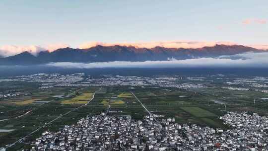 云南省大理市苍山下的大理古城清晨风光