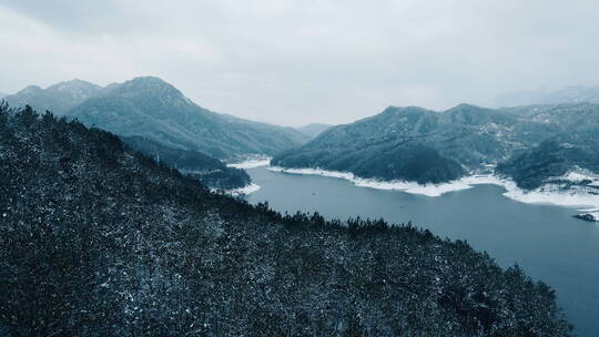 航拍雪中的山脉湖泊