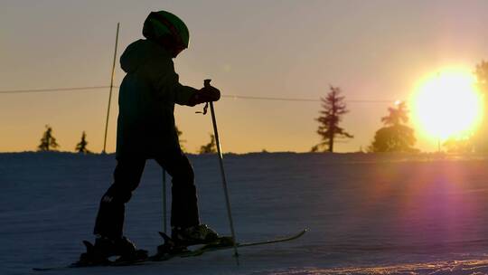 在雪地上滑雪的男孩视频素材模板下载