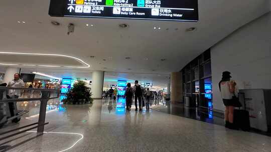 成都天府国际机场到达出口交通信息指示牌视频素材模板下载