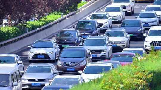 夏日北京城市上下班人群骑车