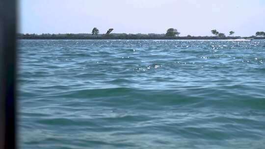 行驶中的海艇水上跳伞海浪