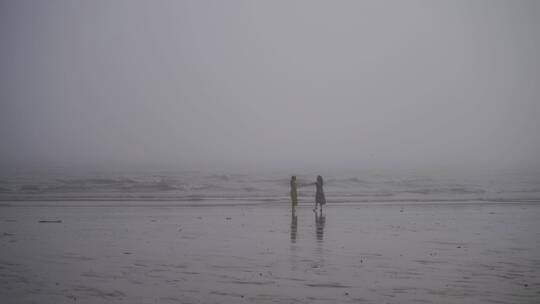 海边拍照游玩雾天海边阴雨天阴天海边女孩