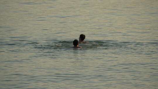 两个男人在海里游泳