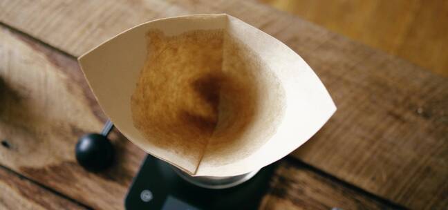 咖啡被洒在滤纸上