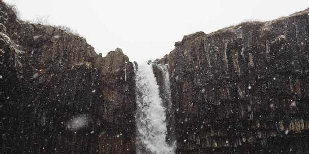 斯瓦蒂福斯瀑布在下雪时流入河流