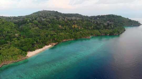 空中：飞越哈达岛白色沙滩班达群岛印度尼西亚