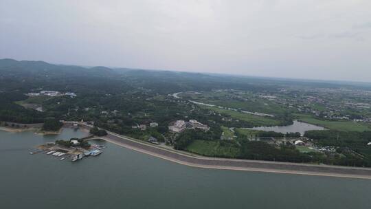 航拍湖北洈水风景区人工水坝