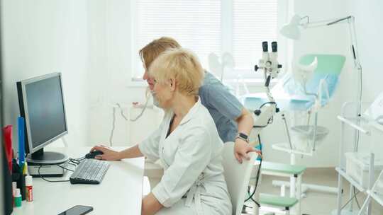 两名医生在电脑上阅读病人的病史