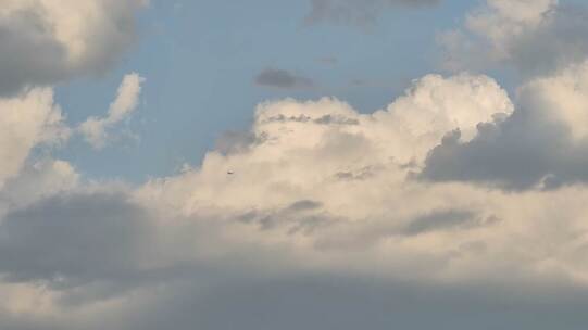 晴空中飞机穿越云层