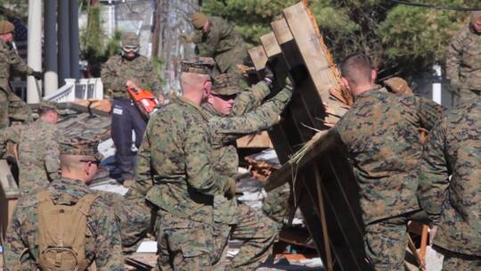 海军陆战队在废墟中搜寻幸存者视频素材模板下载