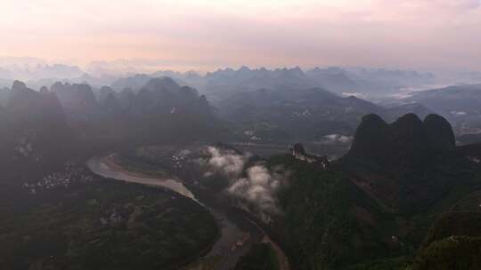 桂林山峰朝霞