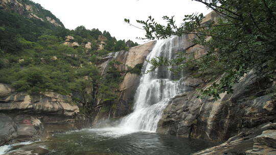 瀑布水流湍急浪花水花