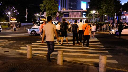 都市车流人流过马路夜晚下班行人人群