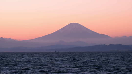 美丽的海景与富士山在日落。