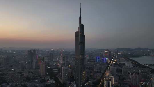 落日余晖照射在江苏南京紫峰大厦景观