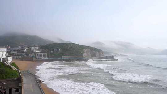 海浪拍打着岩石的壮阔海边景象