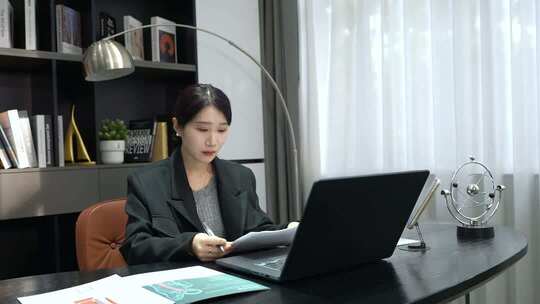 职场女性女强人白领加班 努力工作创业打拼