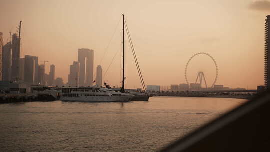 迪拜码头航行的豪华游艇视频素材模板下载